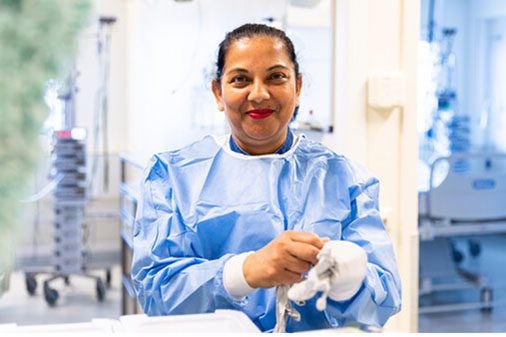 Medewerkers dragen beschermende kleding tijdens de verzorging van patiënten