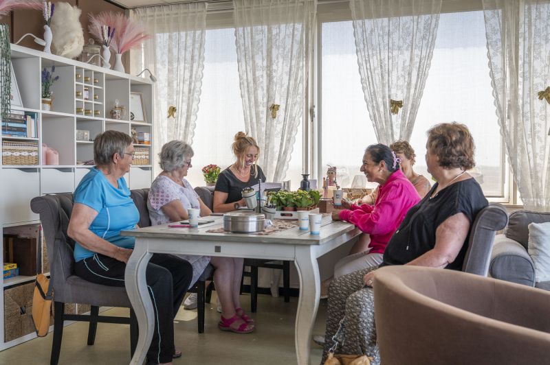Brigitte Bosman en de bezoekers van de inloopkamer tijdens een activiteit