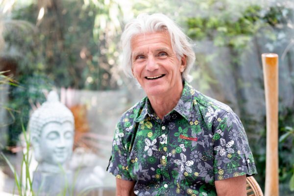 Gerard (71) staat op het punt om naar de sportschool te gaan. In de slaapkamer doet hij zijn lenzen in. Pats, boem, binnen een seconde ligt hij op de vloer. Een herseninfarct. Zijn vrouw belt direct 112 en Gerard wordt met spoed in de ambulance vervoerd naar HMC Westeinde.