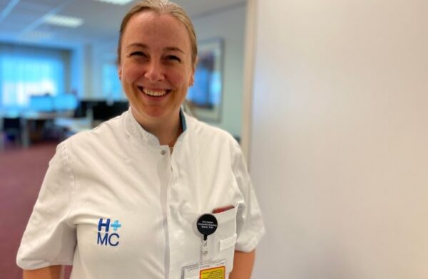 Voor de rubriek Hoe Was Je Dag klopten we aan het eind van de dag op de deur van de ‘cardiologenkamer’ in HMC Westeinde, bij Djike Josephus Jitta. Ze werkt sinds 2018 op de hartfalenpoli in HMC, die dit jaar twintig jaar bestaat. “Ik vind het uitdagend om de behandeling van patiënten te richten op de beste kwaliteit van leven.”