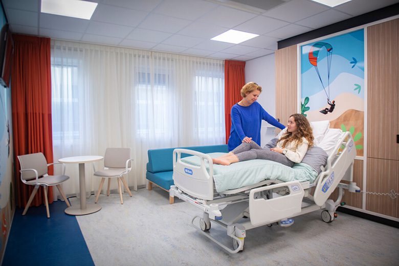 foto van een moeder aan het bed van haar dochter bij het moeder- en kindcentrum