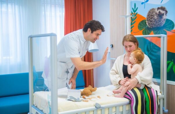 Een kinderarts van HMC stelt moeder en kind in hun gemak. Zij worden behandeld in het HMC Sara de Bronovo Moeder- en Kindcentrum