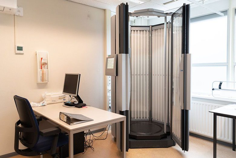 Tijdens de Lichttherapiebehandeling staat u in een gesloten cabine.