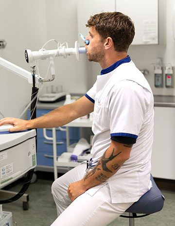 tijdens het onderzoek zit u op een stoel en krijgt u een mondstuk in uw mond, waardoor u gewoon kunt ademhalen en op uw neus een zachte knijper.