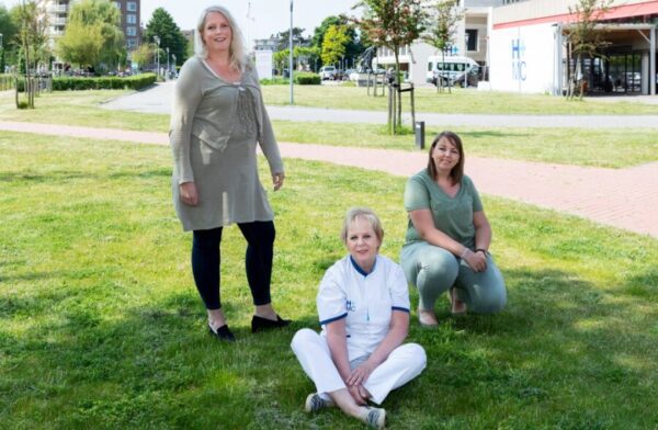 Helga, Claudia en Marjan vormen spin in het web in HMC Borstcentrum