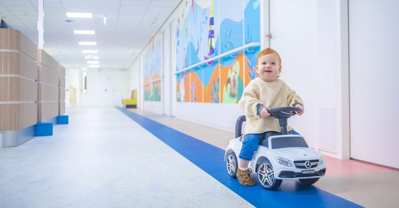 kind in moeder- kindcentrum op speelgoedauto