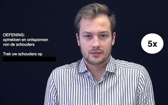 Oefening: Optrekken en ontspannen van de schouders