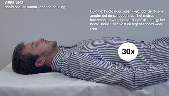 Oefening: Hoofd optillen vanuit liggende houding (dynamisch)