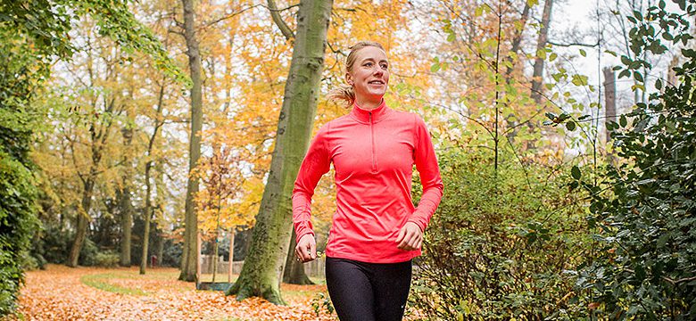 joggende mevrouw natuur
