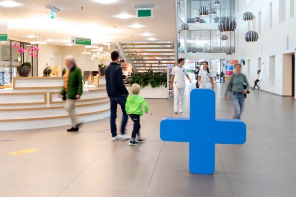 Hal van ziekenhuis Antoniushove met mensen die rondlopen