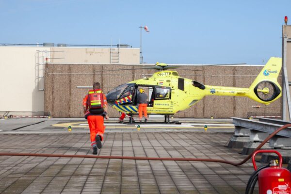 Traumahelikopter op het helikopterdek van HMC Westeinde