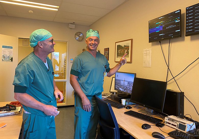 Jan Willem Osse (links) volgt samen met collega anesthesioloog-pijnspecialist Bas in t 'Veld in HMC op beeldschermen de patiënten die geoperereerd worden