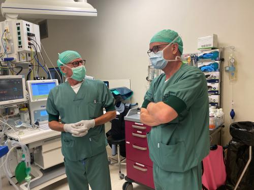 Jan Willem Osse (links) volgt samen met collega anesthesioloog-pijnspecialist Bas in t 'Veld op beeldschermen de patiënten die geopereerd worden in HMC
