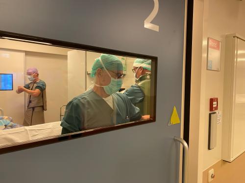 Jan Willem Osse (links) volgt samen met collega anesthesioloog-pijnspecialist Bas in t 'Veld op beeldschermen de patiënten die geopereerd worden in HMC