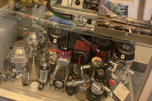 Op de werkkamer van de anesthesiologen in HMC staat een museumkast vol narcose-apparatuur uit het verleden.
