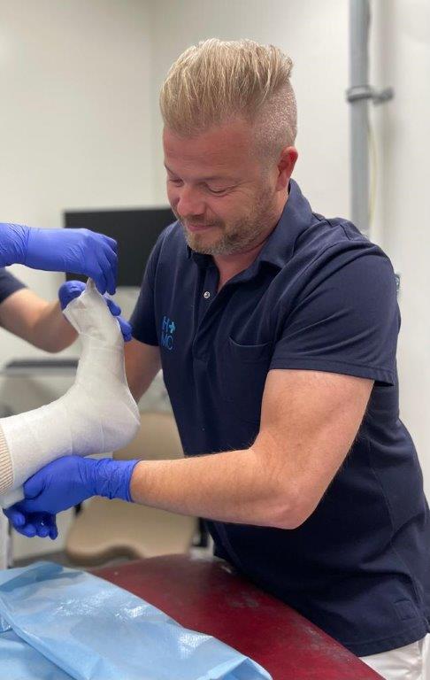 Marc van der Laan is gipsmeester in HMC en legt een paar keer per dag gips aan bij patiënten
