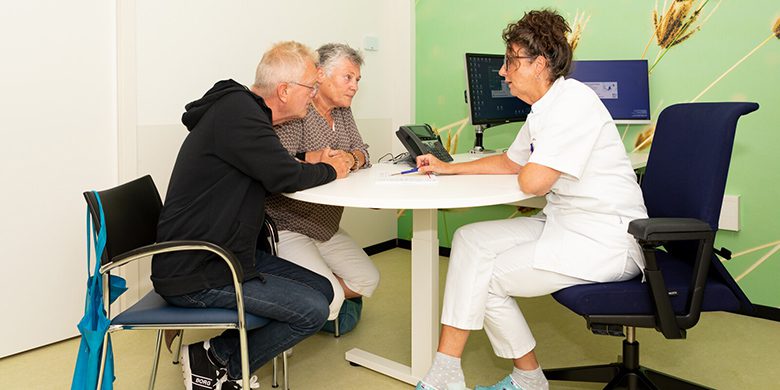 Verpleegkundig specialist bespreekt samen met patiënt het onderzoek en de behandeling