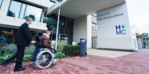 Het vooraanzicht van HMC Antoniushove