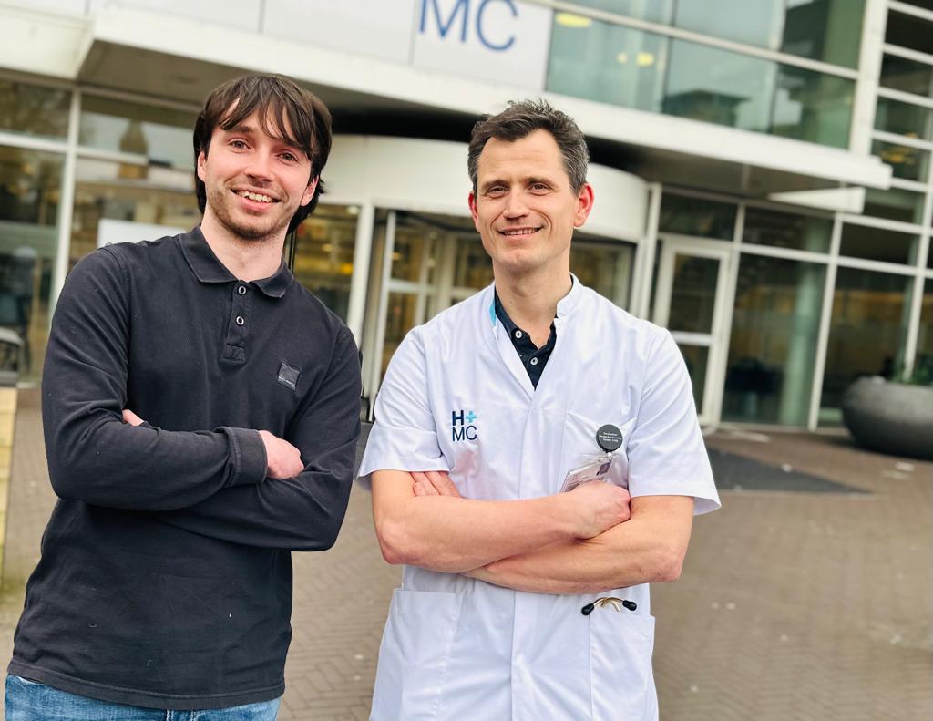 Onderzoeker Rick Roos van het HagaZiekenhuis en longarts Joris ten Holder van HMC