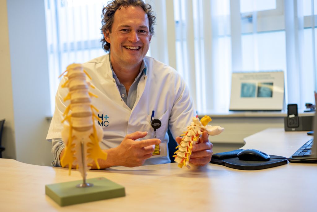HMC neurochirurg Godard de Ruiter aan bureau