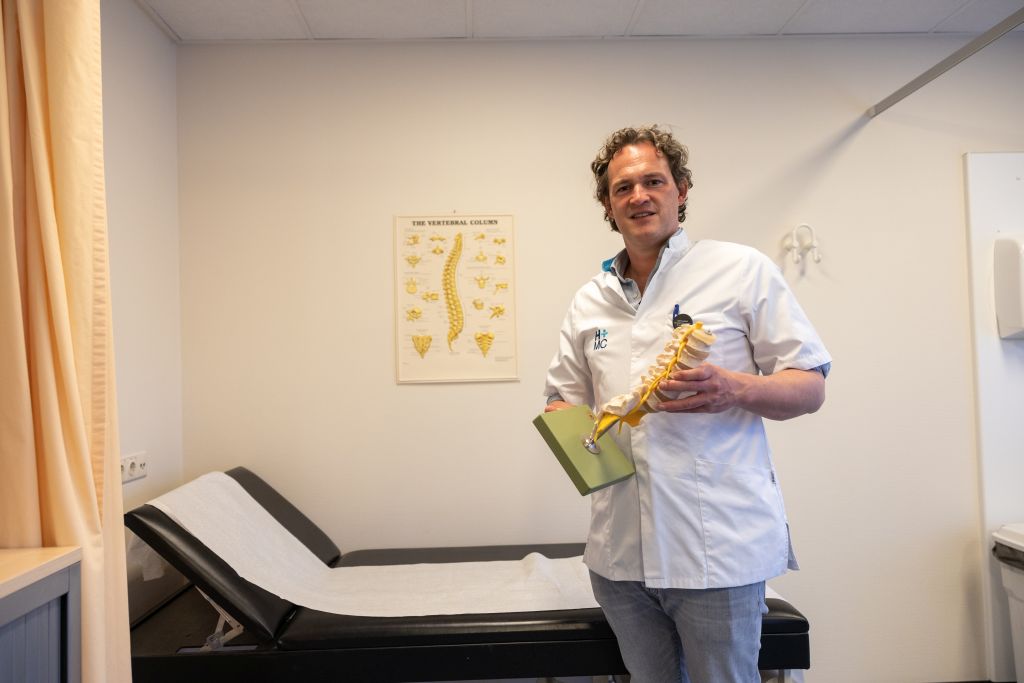 HMC neurochirurg Godard de Ruiter in spreekkamer