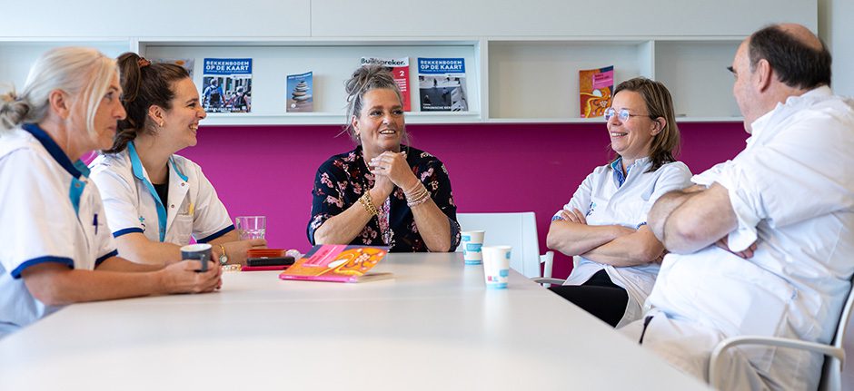 In de koffiekamer Endometriosecentrum met Jim, Esther Daniella en Renee