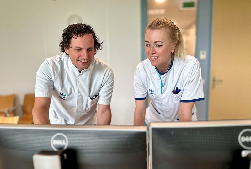 Klinisch fysicus radiotherapie, Jean-Paul Kleijnen en radiotherapeutisch laborant Joke van der Klein bekijken de beelden die door AI gemaakt zijn.