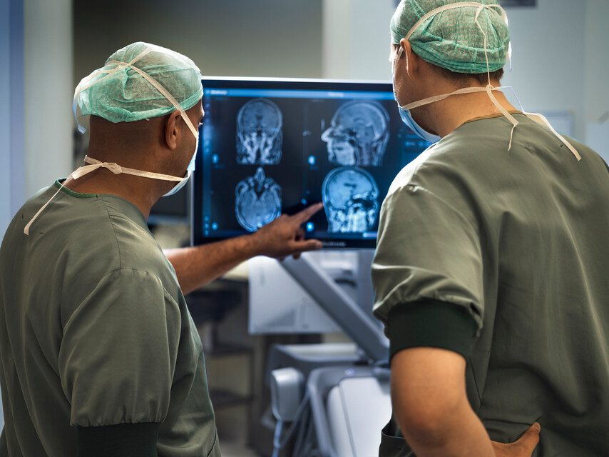 Specialisten HMC Neurocentrum kijken naar scherm