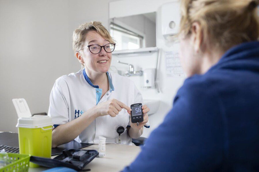 informatiemarkt wereld diabetes dag 14 november; gezondheidscheck door meting van de risicofactoren.