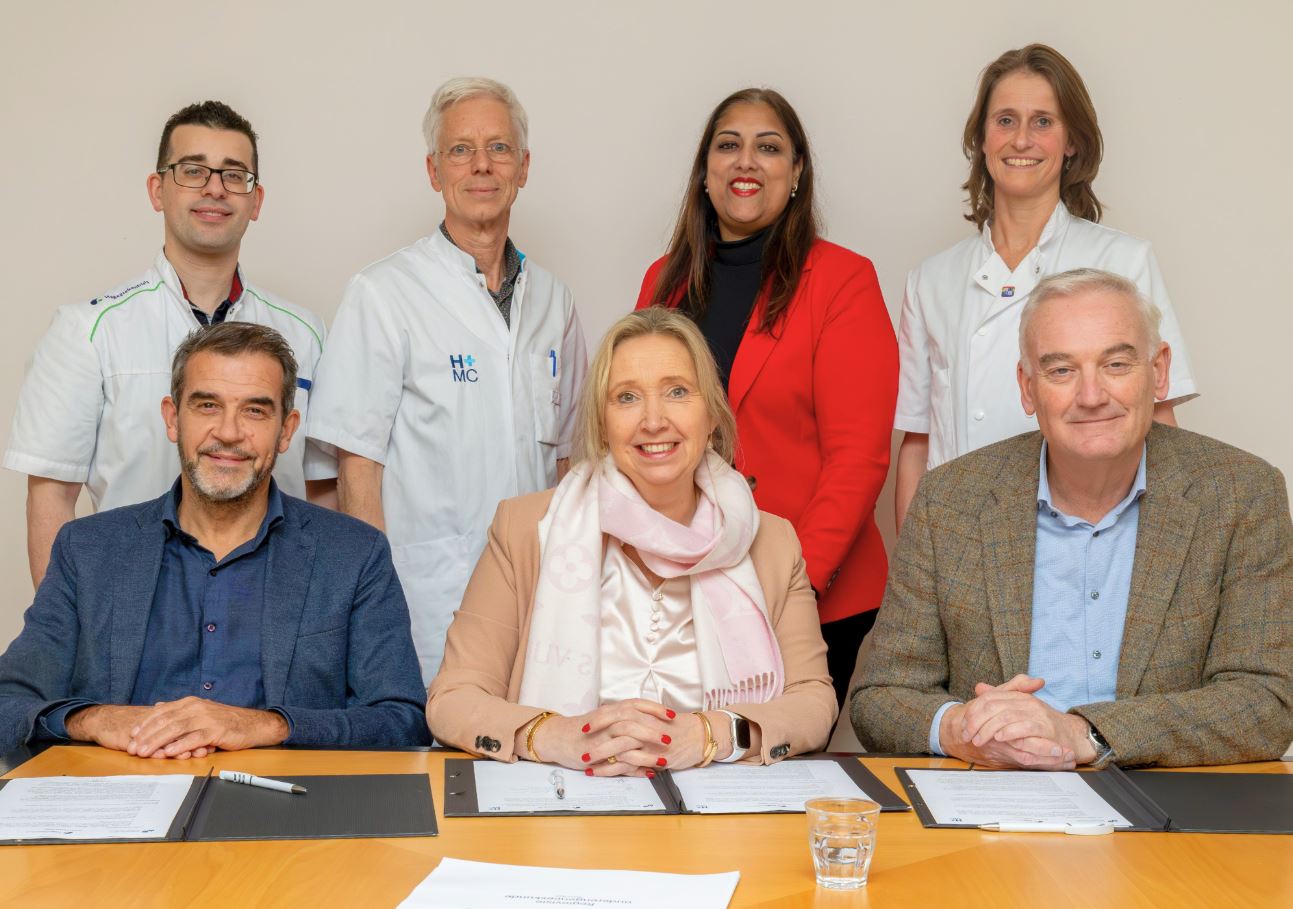 Tekenmoment samenwerking HMC, Haga en LUMC voor ouderenzorg in de regio