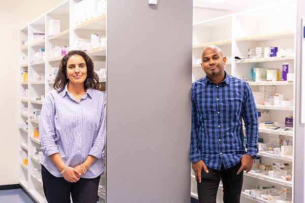 Zorgmanagers ziekenhuisapotheek Narimane en Ashwin