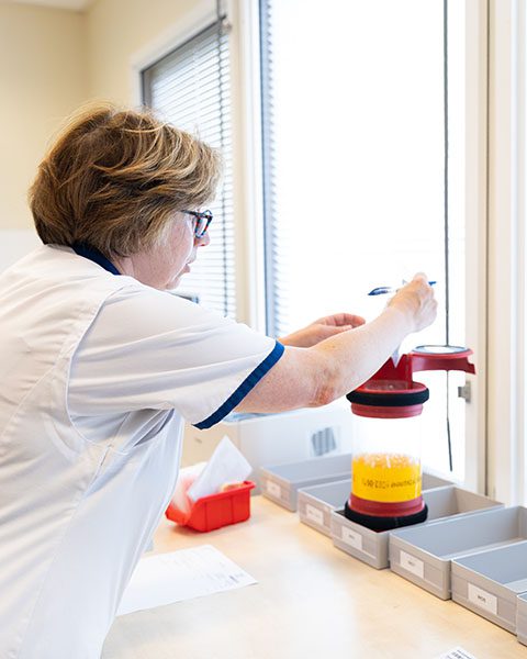 De apothekersassistent maakt jouw medicijnen klaar voor de buizenpost