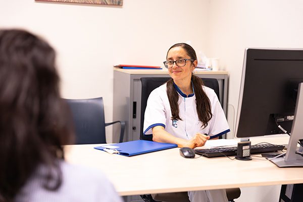 De apothekersassistent neemt met jou het medicijnoverzicht door