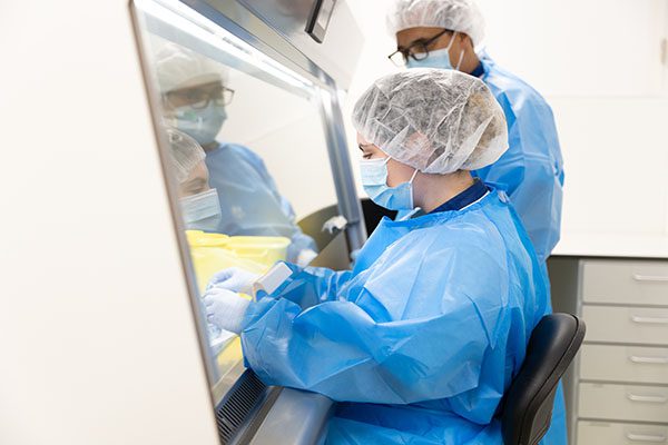 De medewerkers maken hier medicijnen op maat