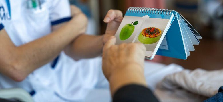 logopedist oefenen met patient
