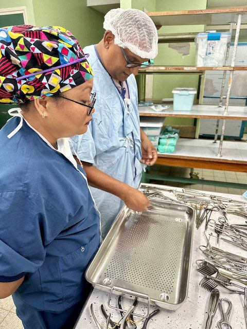 Rishkanth controleert de instrumenten in Suriname
