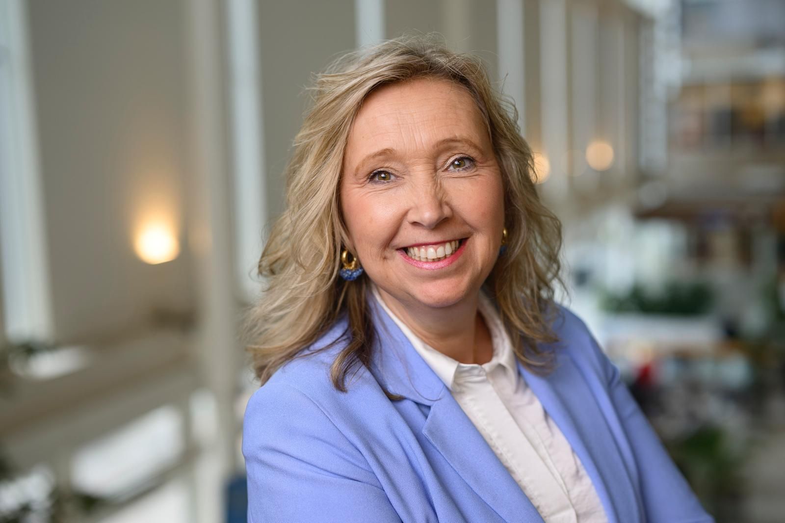 Portretfoto van bestuursvoorzitter Ingrid Wolf. Zij neemt na ruim 6 jaar afscheid van HMC.