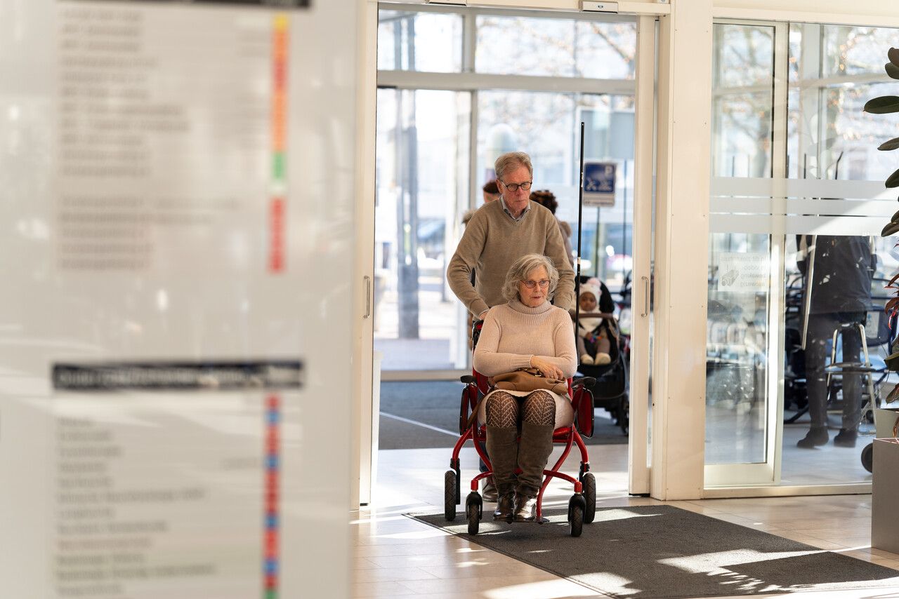 Ouder echtpaar komt ziekenhuis binnen