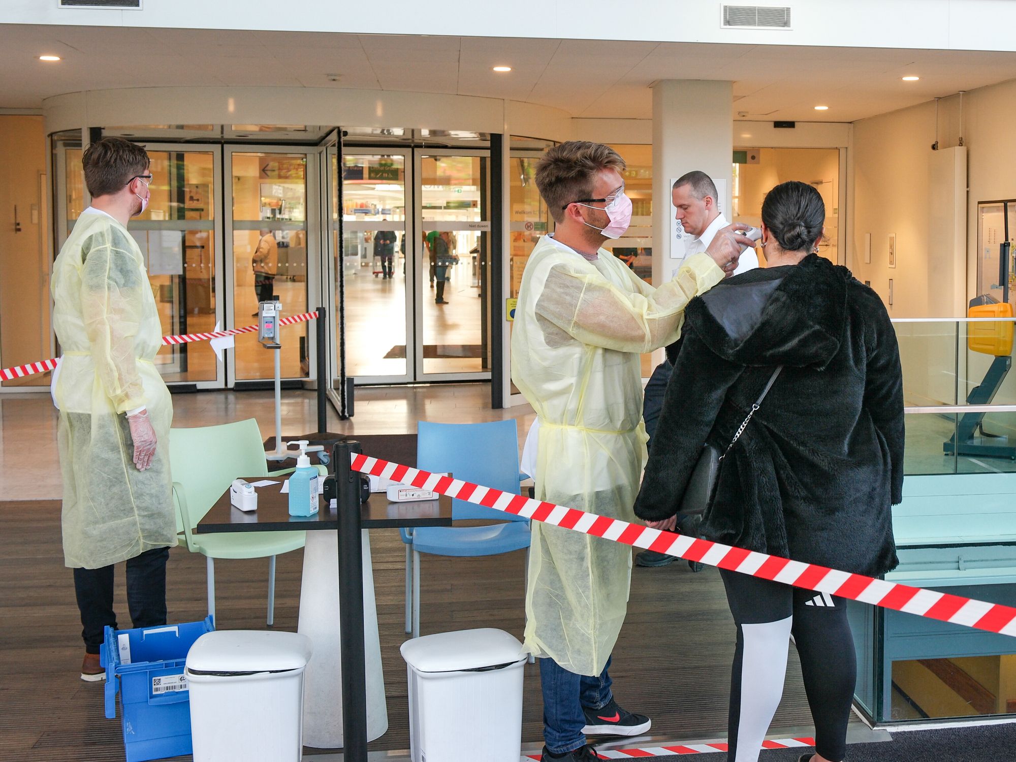 Den Haag, Nederland. Coronacrisis 2020. Bij het HMC Westeinde ziekenhuis meten vrijwilligers de temperatuur van bezoekers die het gebouw in komen.