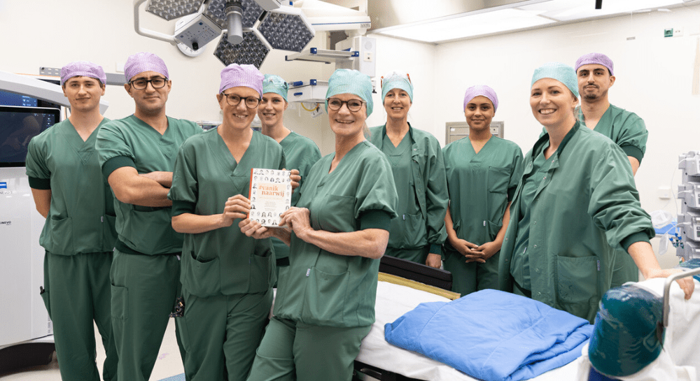 Marike Broekman en het team op de OK over haar broek
