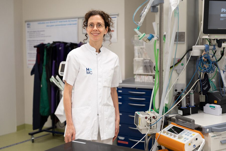 Arts Merel in de traumakamer. Een portretfoto. 