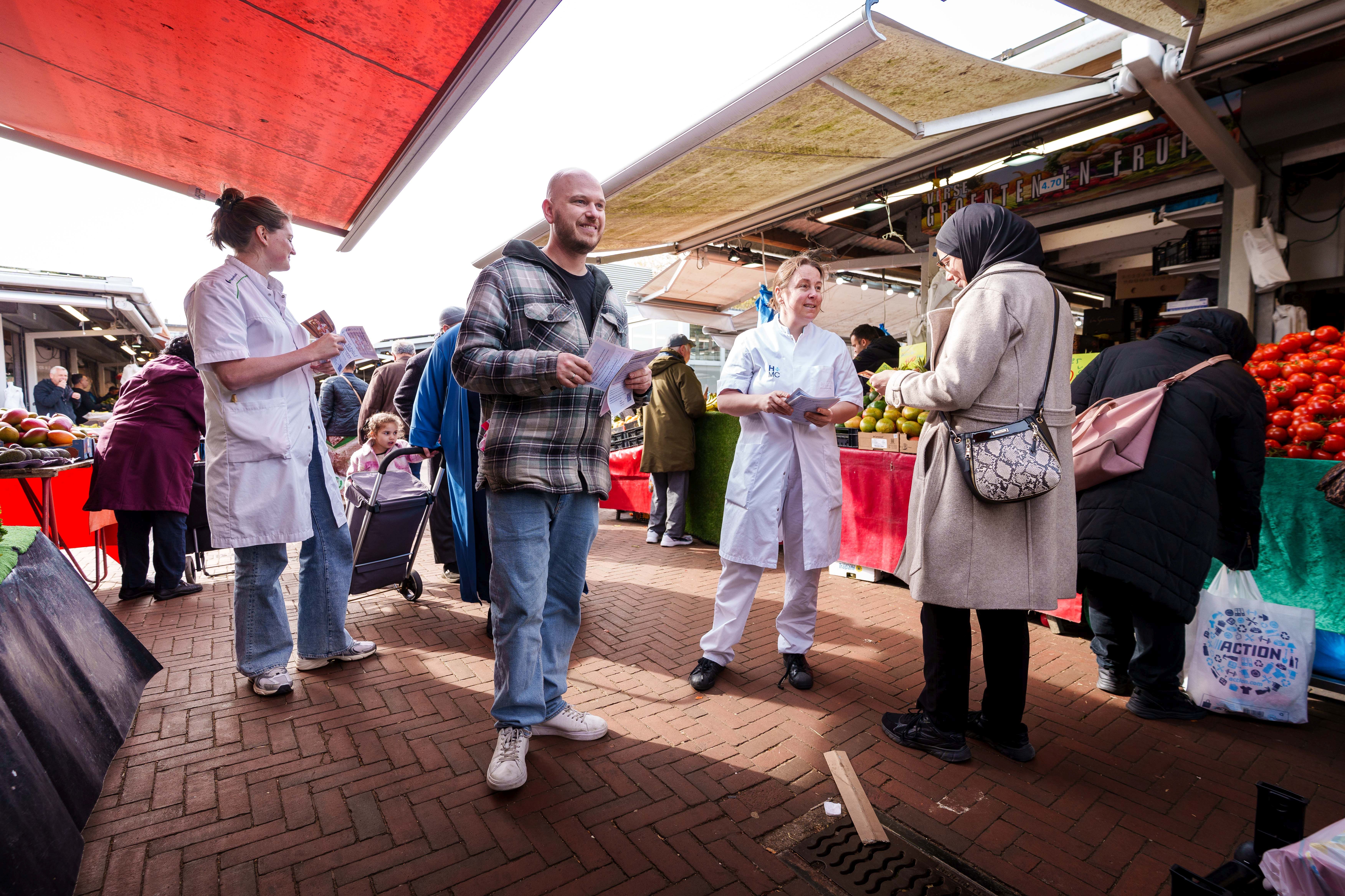 Zorgverlener flyeren voor Hartfalenweek op Haagse Markt