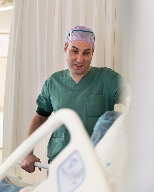 Alles onder controle Deborah is vandaag recoveryverpleegkundige en bereidt de patiënt voor op de operatie. Ze checkt of alle gegevens kloppen en controleert alles nog een keer extra. Ook sluit ze alvast de monitor voor de bloeddruk en hartslag aan, en het infuus - niet om te gaan slapen, dat gebeurt pas op de operatiekamer. “Ik vind mijn werk echt leuk,” zegt Anneke. “Ik kan iets betekenen voor patiënten die geopereerd worden en ze een beetje geruststellen.”