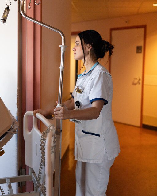 HMC Bronovo is een weekziekenhuis. Dat betekent: Open van maandag tot en met vrijdag, voor zorg die je kunt plannen. Niet superdringend, maar wél nodig. Denk aan korte behandelingen of operaties waarbij je een paar dagen blijft of dezelfde dag weer naar huis gaat. Zo hebben dokters en verpleegkundigen genoeg tijd om iedereen rustig en goed te helpen. Buikkrampen in het buitenland Vandaag volgen we mevrouw Schouten (niet haar echte naam), die een galblaasoperatie krijgt. Toen ze voor haar werk in het buitenland was, kreeg ze flinke buikkrampen. Terug in Nederland zei de arts dat ze geopereerd moest worden. Gelukkig was het niet acuut, dus ze wist al ruim van tevoren wanneer de operatie zou zijn. Zo kon ze alles rustig voorbereiden en zich erop instellen. Klaar voor de start! Maandag om 12.00 uur was het zover: tijd voor de operatie! Eerst naar de verpleegafdeling Emma, de afdeling voor kortverblijf. Daar krijgt ze een intakegesprek en kan ze samen met haar man rustig in een ziekenhuisbed wachten, alvast in speciale operatiekleding.
